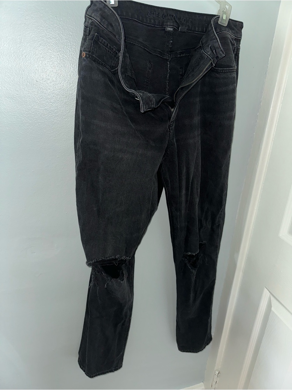 American Eagle Outfitters Women’s Black Straight Leg Ripped Jeans
